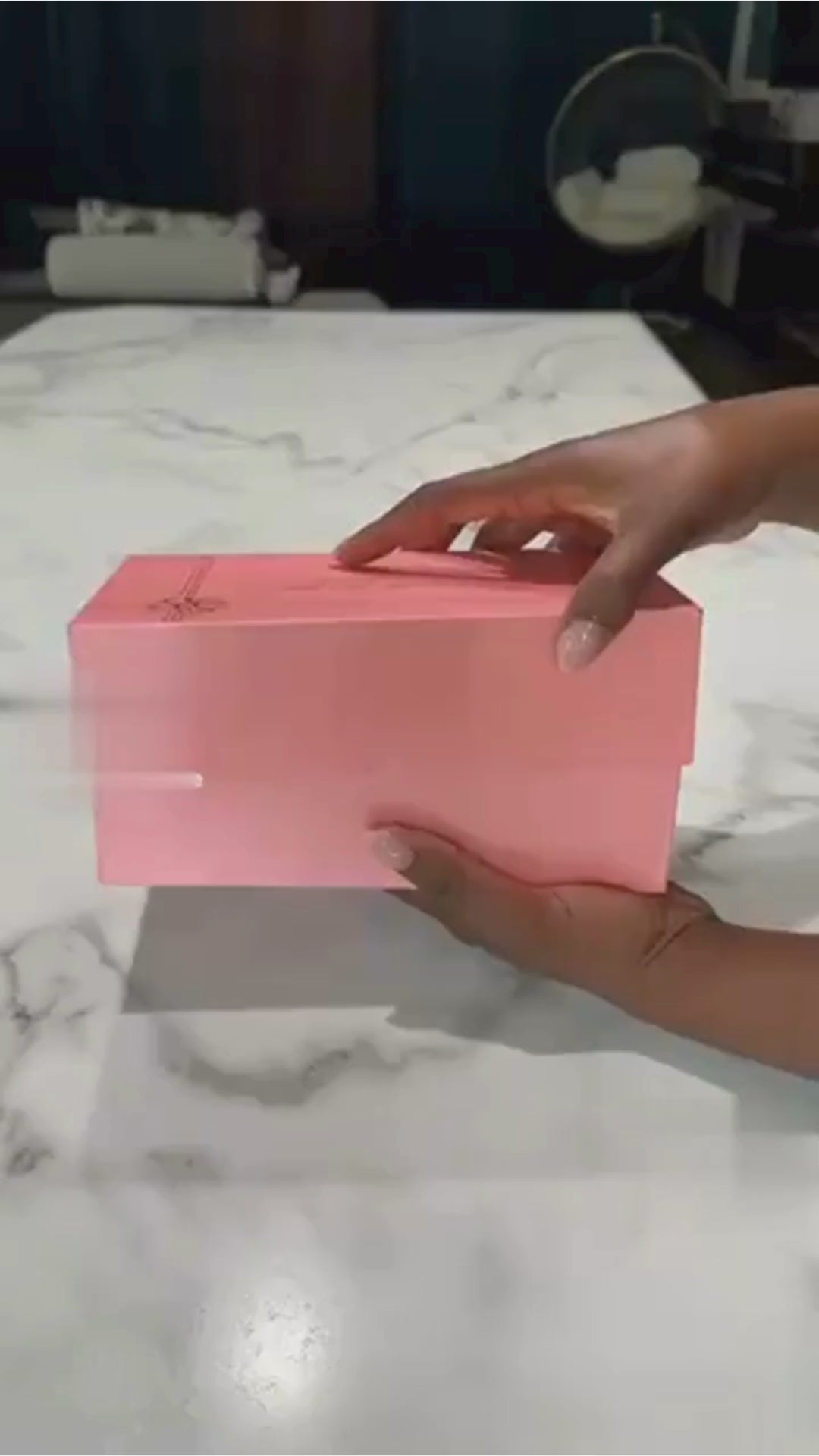 Charger la vidéo : &lt;p&gt;Regardez comment ce dispositif révolutionnaire combine chaleur infrarouge et massage vibrant pour soulager instantanément vos crampes. Léger, discret et 100% naturel, il transforme vos règles en moments de confort et de bien-être.&lt;/p&gt;